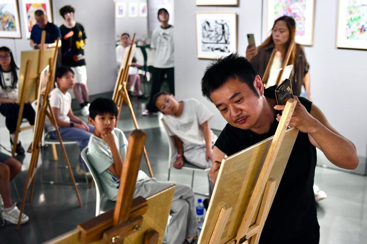 百幅儿童画亮相图书馆 童真笔触绘就书香童年